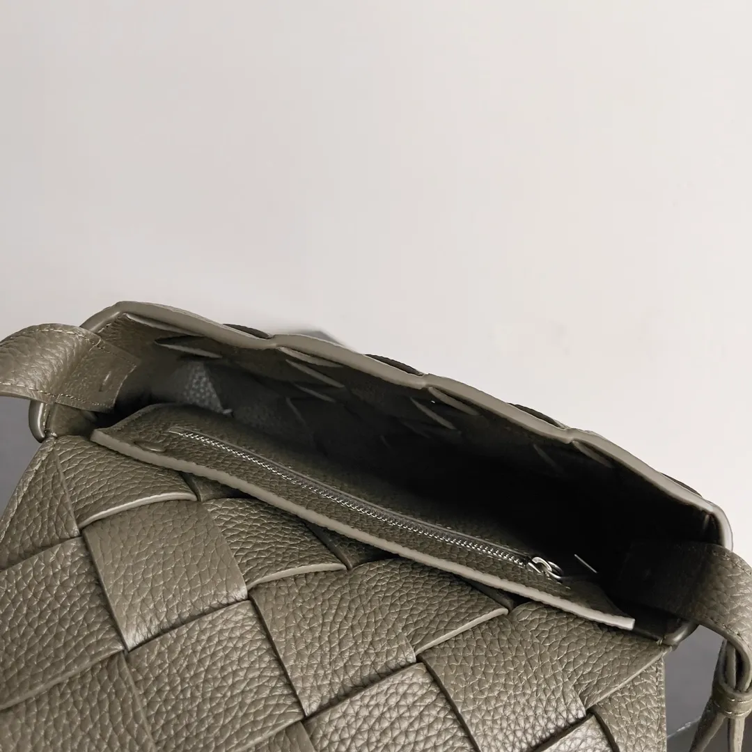 Batch 1860 BOTTEGA VENETA new Diago crossbody bag The diagonally built dynamic silhouette shows unique ingenuity. As a member of the B family's early autumn series, it uses the highest quality calfskin. The entire bag is softer, thicker and heavier, and durable. It is equipped with an adjustable strap. The texture of the 3cm wide leather strap is very similar to the litchi pattern. It is slightly stiffer than the litchi pattern. It is low-key, luxurious and full of connotation. It is refreshing and comfortable to match the upper body. Hu Yitian was also successfully captured by it. Style number: 795637 Size: 22.5*16.5*5.5cm
